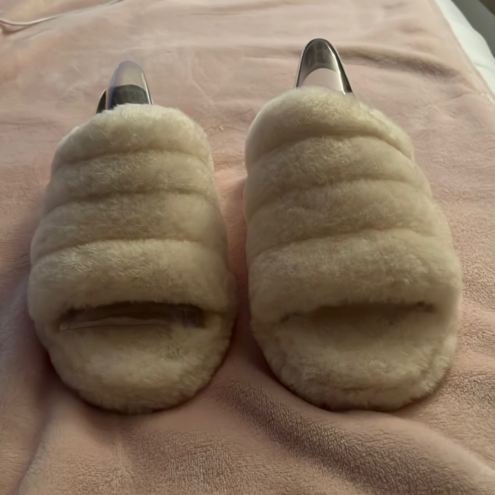 Ugg Womens Fluffy Slippers Size 8 Light Tan/Beige